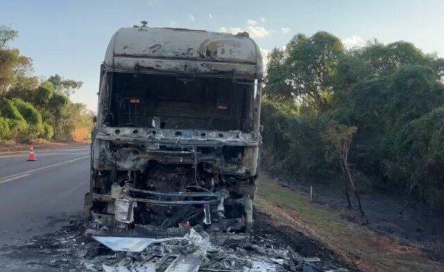 Br Carreta Tem Cabine Destru Da Por Fogo Ap S Curto Circuito