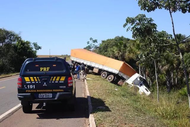 Motorista Tem Crise De Hipoglicemia E Cai Carreta Em Barranco