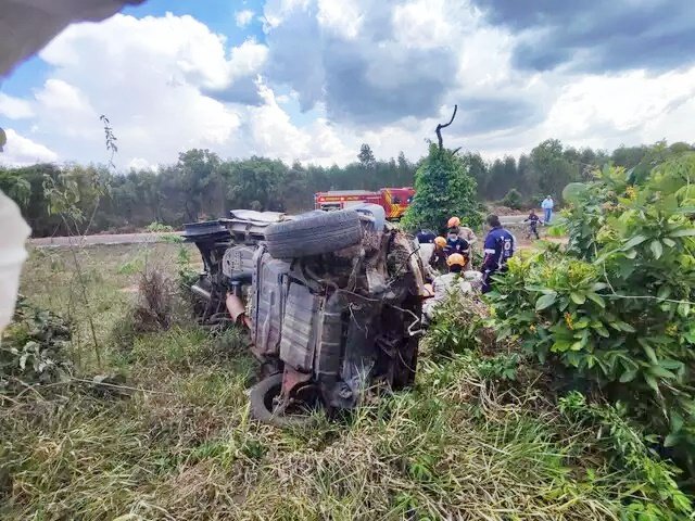 Motorista perde controle da direção e capota caminhonete em rodovia