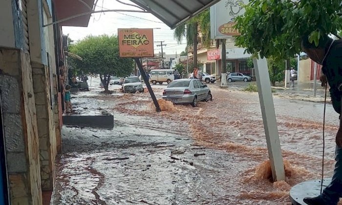 Ruas viram “rios” durante tempestade e morador é arrastado pela enxurrada
