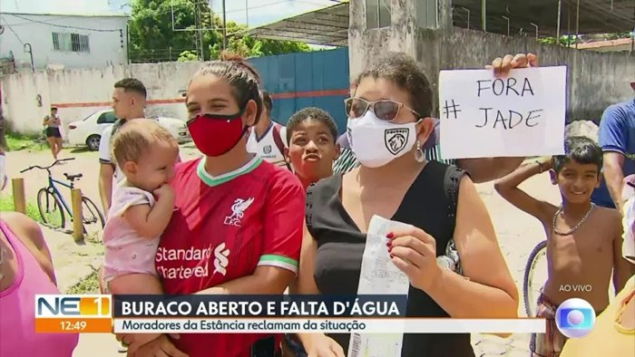 Com cartaz na mão, mulher invade entrevista da Globo para pedir saída de Jade Picon do BBB