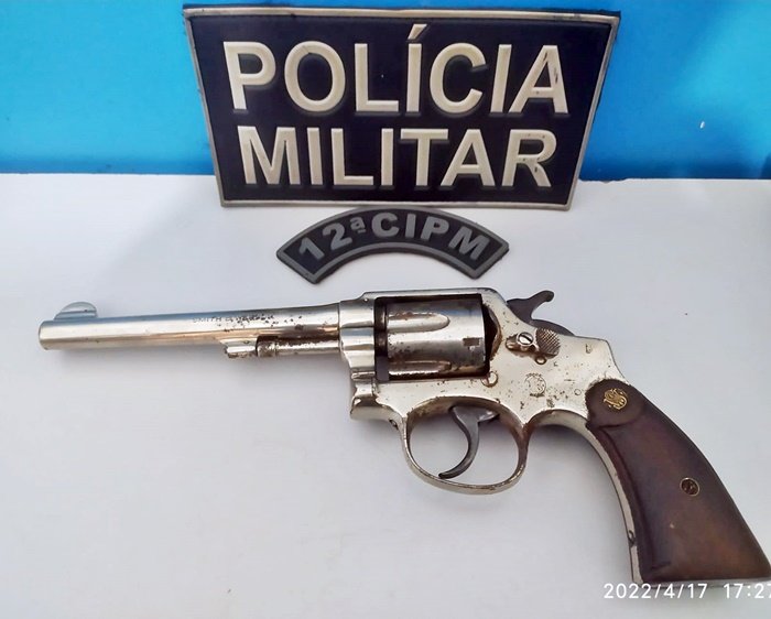 Homem é preso após ser flagrado pela PM com arma de fogo em Rio Negro