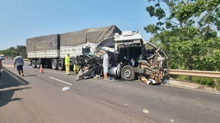 Engavetamento entre carreta-cegonha, caminhões e moto deixa uma