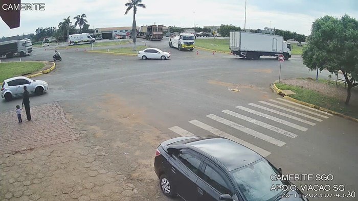 Caminhão prancha enroscado BR 163