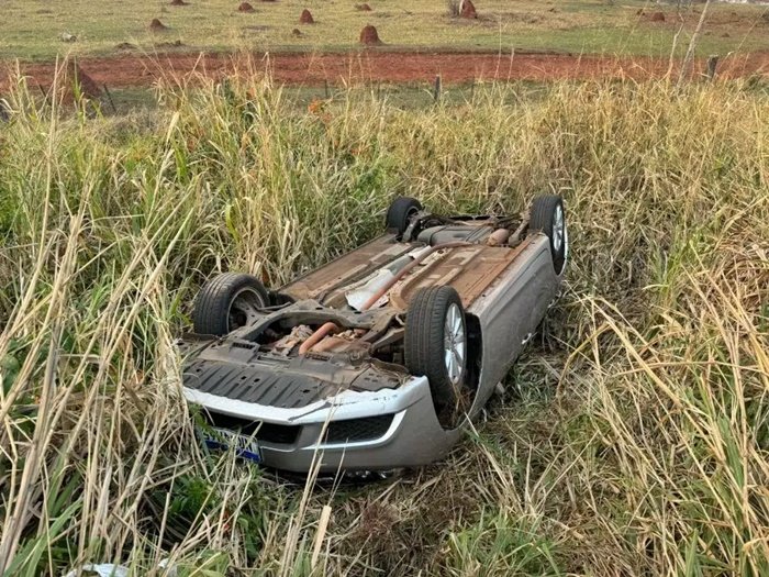 Carro capotado Anaurilândia