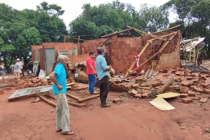 Casa destruída vento assentamento Bataguassu