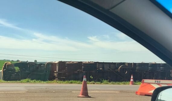 Carreta tombada Jaraguari