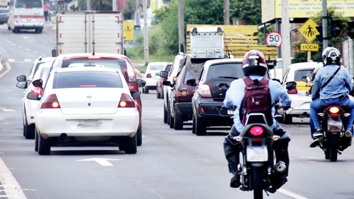 Trânsito carros motocicleta