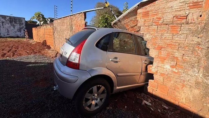 Carro muro Nova Andradina