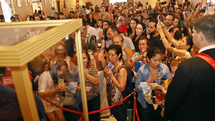 Fiéis em busca da melhor visão à relíquia de São Carlo Acutis - Foto Reginaldo Araújo
