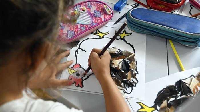 Criança pintando