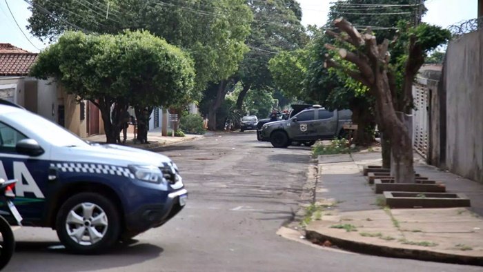 Viaturas policiais rua CG