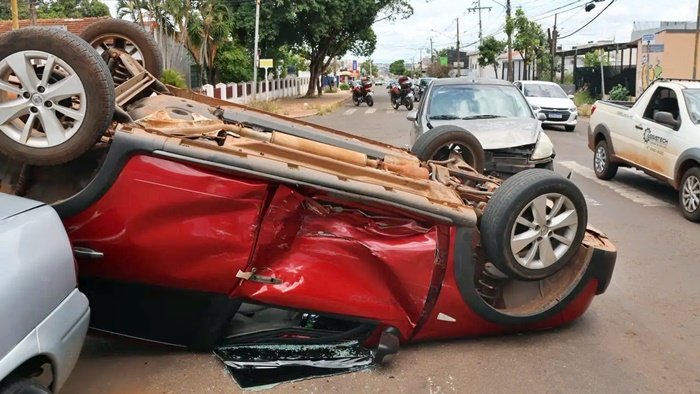 Carro capotado CG