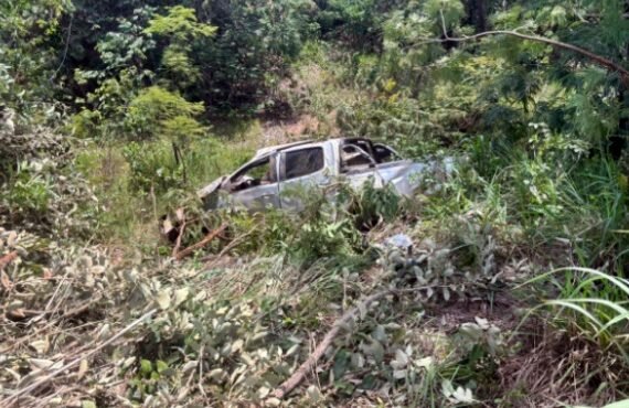 Caminhonete capotada BR-060