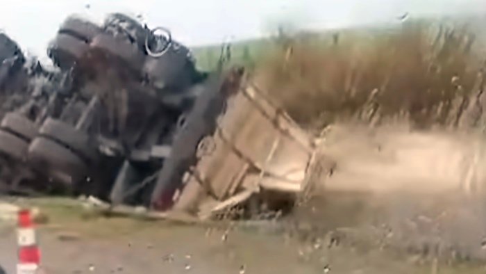 Carreta tombada BR-163