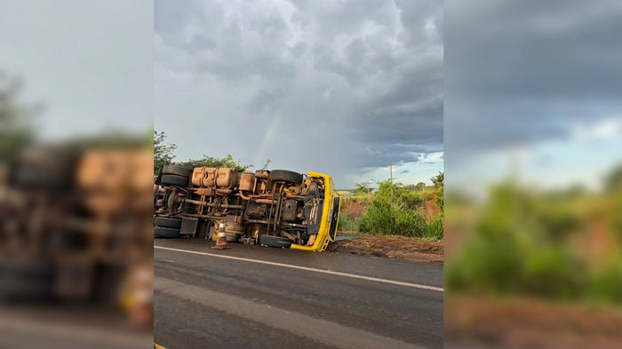 Carreta tombada BR-163