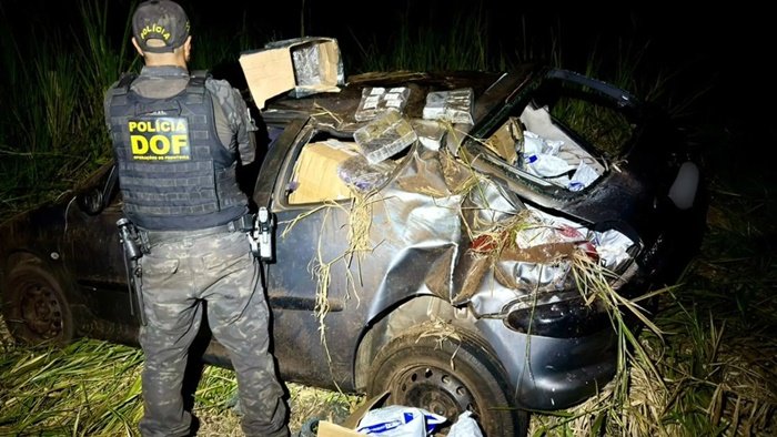 Carro capotado BR-163