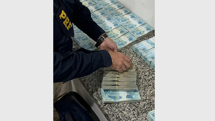 Contagem de dinheiro Coxim