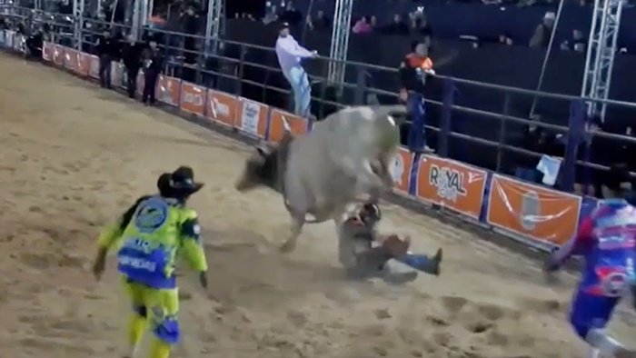 Peão pisoteado por touro