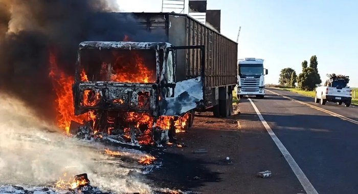 Carreta pega fogo rodovia