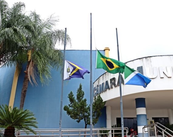 Bandeiras a meio mastro Câmara