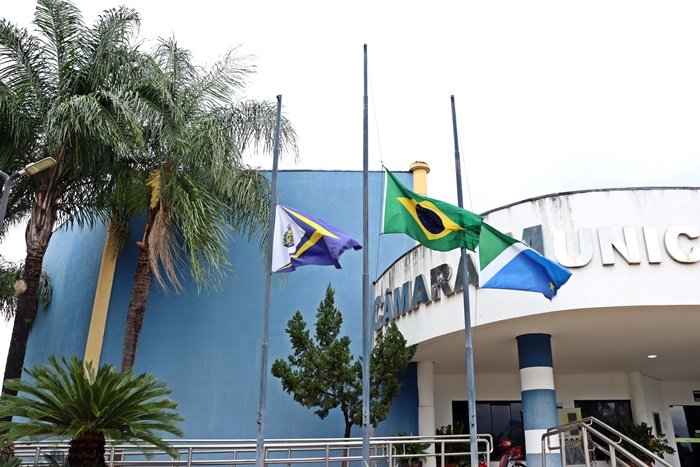 Bandeiras a meio mastro Câmara